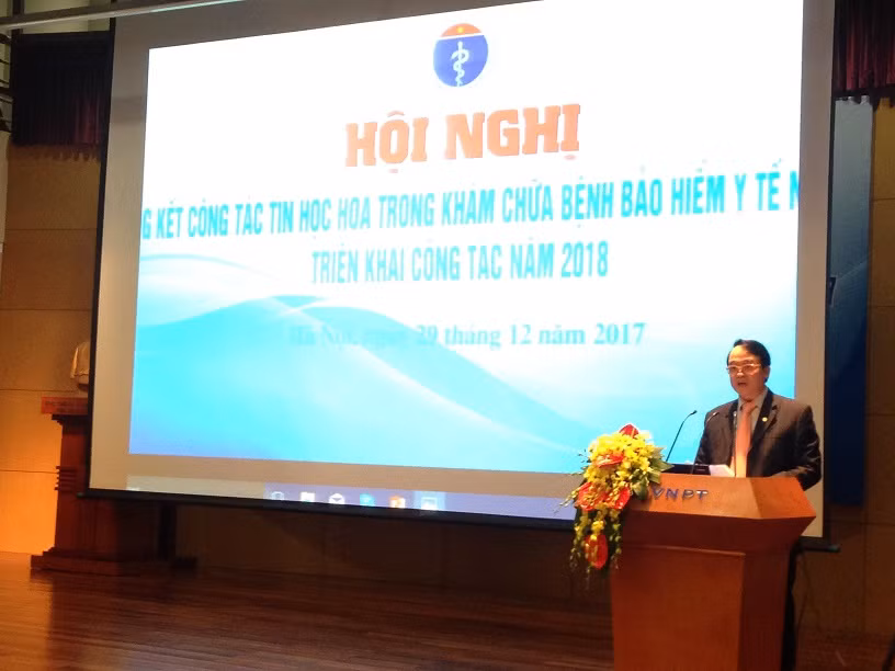 Ông Đặng Hồng Nam, Phó Vụ trưởng Vụ Bảo hiểm y tế Bộ Y tế báo cáo tại hội nghị. (Ảnh: moh.gov.vn) Ông Đặng Hồng Nam, Phó Vụ trưởng Vụ Bảo hiểm y tế Bộ Y tế báo cáo tại hội nghị. (Ảnh: moh.gov.vn)