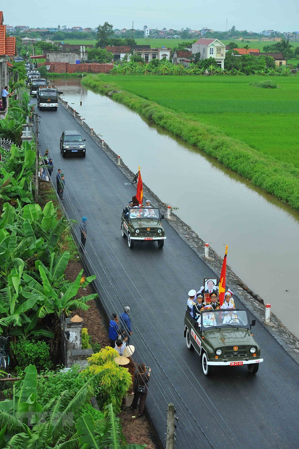 Đoàn xe đưa linh cữu Chủ tịch nước Trần Đại Quang về quê hương Kim Sơn - Ninh Bình. (Nguồn: TTXVN)