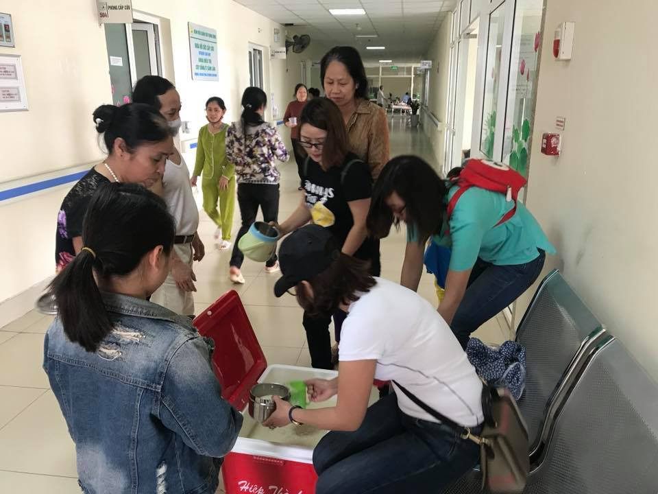 Một buổi phát cháo thiện nguyện định kỳ Chủ nhật hàng tuần tại Bệnh viện Châm cứu Trung ương. Ảnh: Nhân vật cung cấp