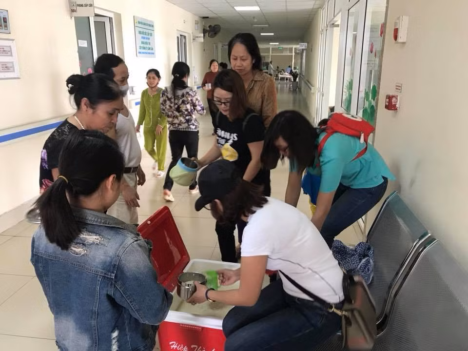 Một buổi phát cháo thiện nguyện định kỳ Chủ nhật hàng tuần tại Bệnh viện Châm cứu Trung ương. Ảnh: Nhân vật cung cấp