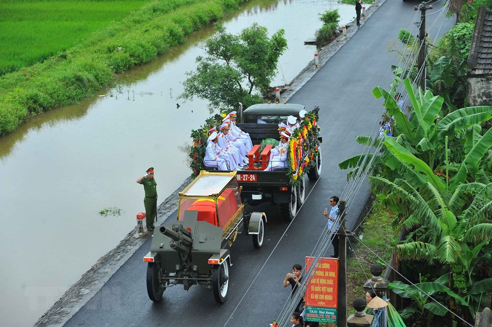 Đoàn xe đưa linh cữu Chủ tịch nước Trần Đại Quang về quê hương Kim Sơn - Ninh Bình. (Nguồn: TTXVN)