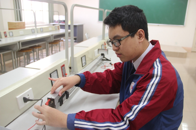 Kỳ Nam đang điều chỉnh thiết bị trong phòng thực hành Vật lý Kỳ Nam đang điều chỉnh thiết bị trong phòng thực hành Vật lý