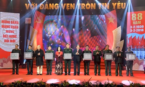 Các đại biểu, khách quý cùng Ban tổ chức trao quà tặng các đơn vị làm nhiệm vụ trực sẵn sàng chiến đấu trong dịp Tết Mậu Tuất. Ảnh: MINH TRƯỜNG/qdnd.vn Các đại biểu, khách quý cùng Ban tổ chức trao quà tặng các đơn vị làm nhiệm vụ trực sẵn sàng chiến đấu trong dịp Tết Mậu Tuất. Ảnh: MINH TRƯỜNG/qdnd.vn