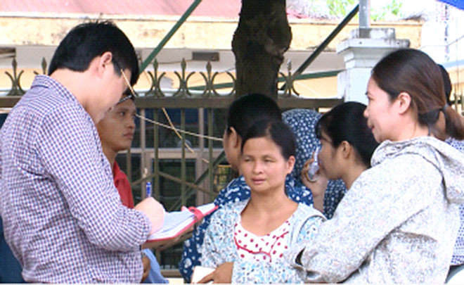 Giáo viên hợp đồng chia sẻ nỗi lo mất việc với phóng viên báo chí. Ảnh: Cand.com.vn Giáo viên hợp đồng chia sẻ nỗi lo mất việc với phóng viên báo chí. Ảnh: Cand.com.vn