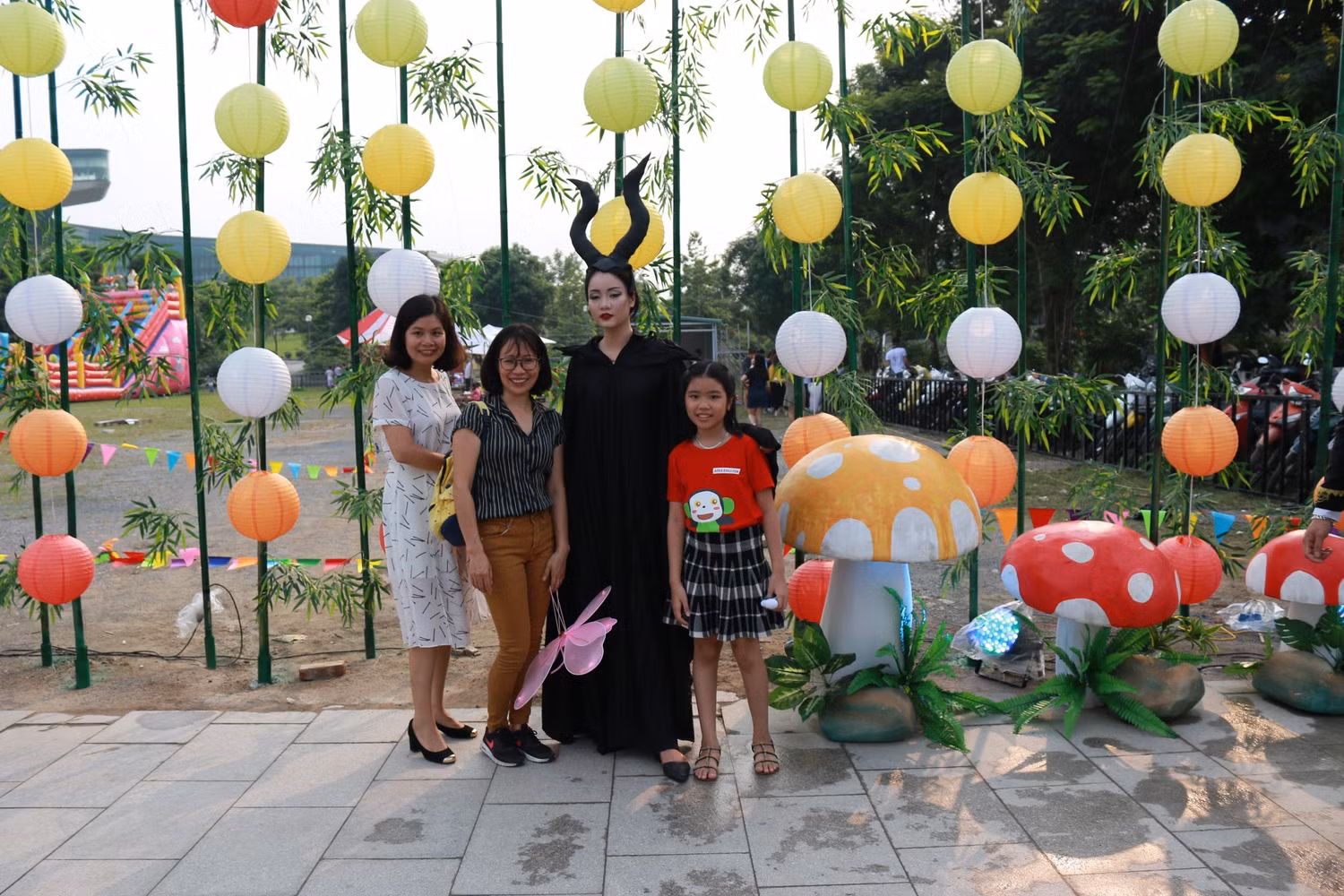 Tại khu vận động, sau khi vượt qua 5 trạm thử thách Kim Mộc Thủy Hỏa Thổ, các bạn nhỏ sẽ nhận được huy hiệu Giải cứu mặt trăng - huy hiệu cao quý dành cho những hiệp sĩ quả cảm nhất.