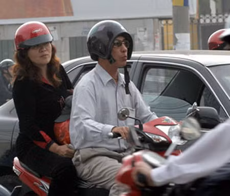 Đội mũ thế này mới thời trang. Đội mũ thế này mới thời trang.