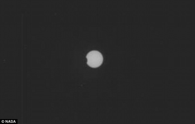 Bức ảnh này được con tàu Curiosity chụp từ sao Hỏa, cho thấy mặt trăng Phobos đang di chuyển qua bề mặt mặt trời. Bức ảnh này được con tàu Curiosity chụp từ sao Hỏa, cho thấy mặt trăng Phobos đang di chuyển qua bề mặt mặt trời.