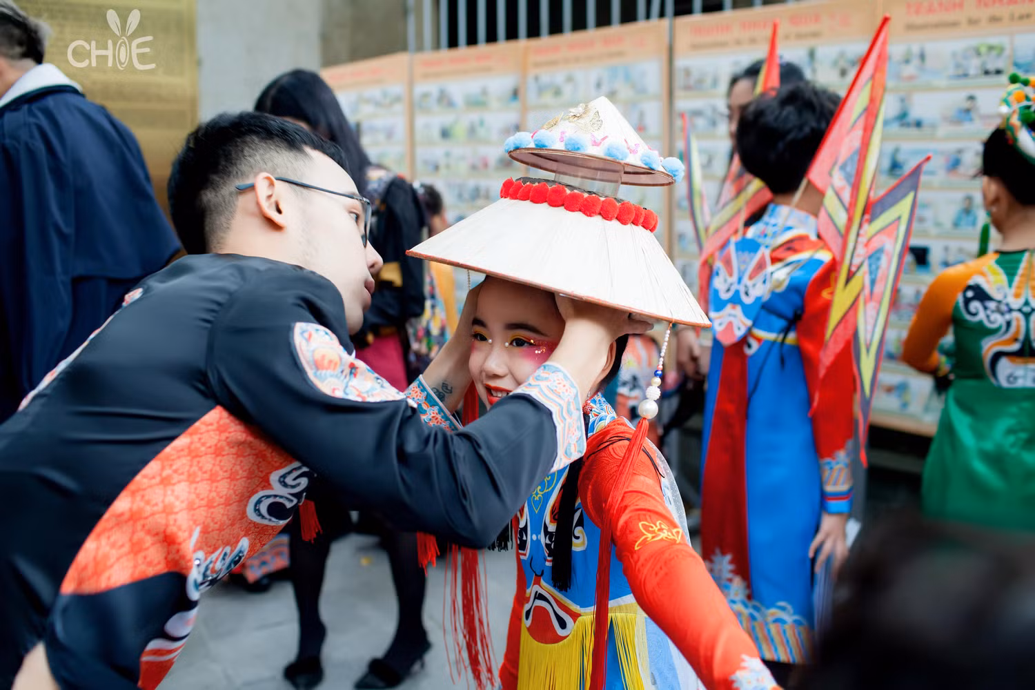 Nhà Thiết kế trẻ luôn dành tình cảm quan tâm, yêu thương đến đội mẫu nhí. (Ảnh: NVCC)