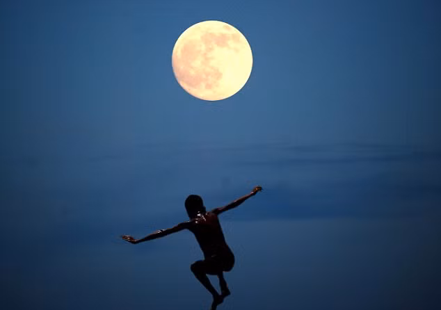 "Lunatic" của Mahfuzul Bhuiyan
