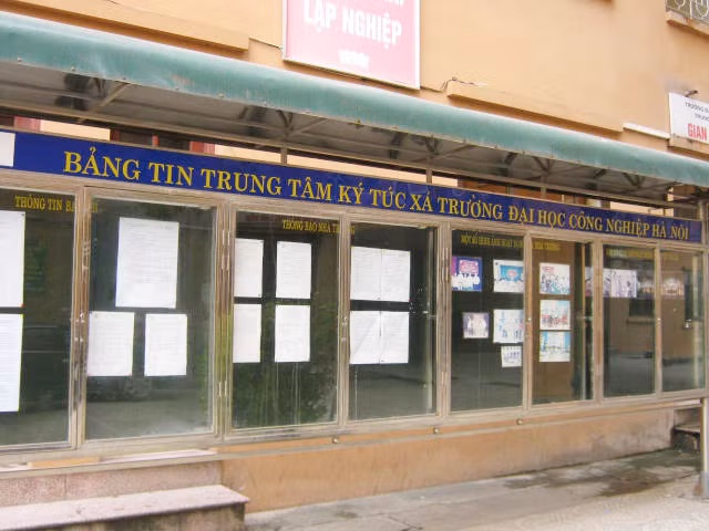 Bảng tin ở Trung tâm KTX ĐH Công nghiệp Hà Nội Bảng tin ở Trung tâm KTX ĐH Công nghiệp Hà Nội