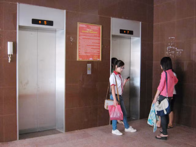 Thang máy trong tòa nhà 9 tầng Thang máy trong tòa nhà 9 tầng