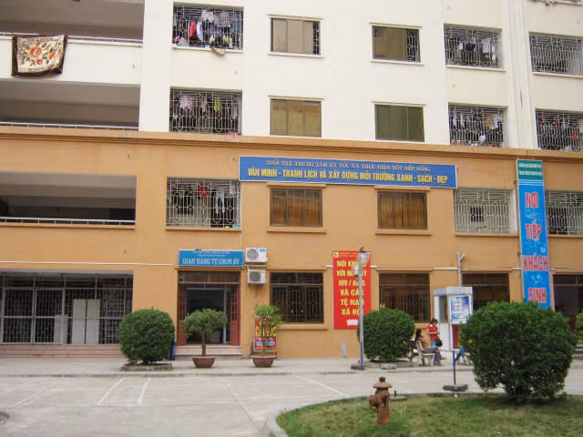Cơ sở 1 của KTX ĐH Công nghiệp Hà Nội là một tòa nhà 9 tầng với 6 thang máy. Cơ sở 1 của KTX ĐH Công nghiệp Hà Nội là một tòa nhà 9 tầng với 6 thang máy.