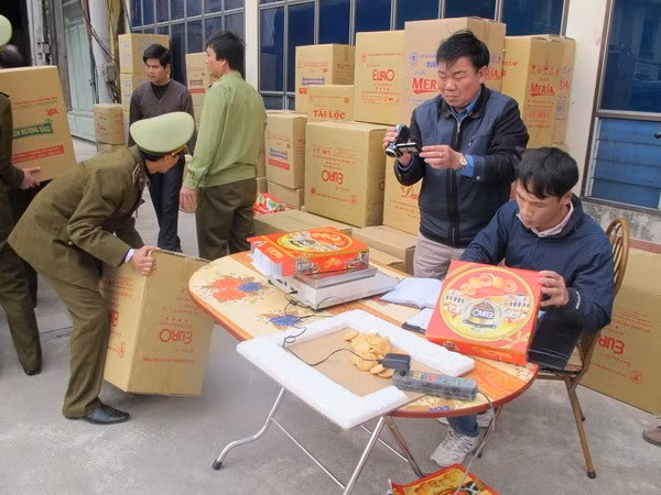Lực lượng quản lý thị trường Nam Định kiểm tra lô hàng. (Ảnh: Xuân Trường/Vietnam+) Lực lượng quản lý thị trường Nam Định kiểm tra lô hàng. (Ảnh: Xuân Trường/Vietnam+)