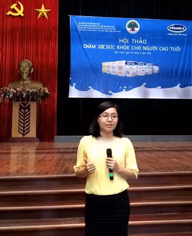 Bà Nguyễn Thị Mỹ Hòa – Trưởng ban nhãn hiệu, ngành hàng sữa bột (Vinamilk) chia sẻ những thông tin hữu ích của các sản phẩm dinh dưỡng dành cho người cao tuổi. Bà Nguyễn Thị Mỹ Hòa – Trưởng ban nhãn hiệu, ngành hàng sữa bột (Vinamilk) chia sẻ những thông tin hữu ích của các sản phẩm dinh dưỡng dành cho người cao tuổi.