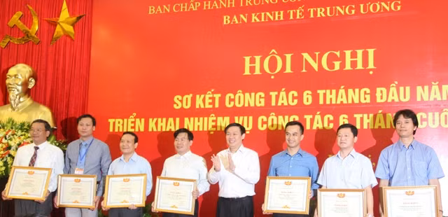 Ban Kinh tế Trung ương quyết định khen thưởng đột xuất năm 2014 tặng Bằng khen của Trưởng Ban Kinh tế Trung ương cho 08 Tập thể đơn vị đã có thành tích xuất sắc...