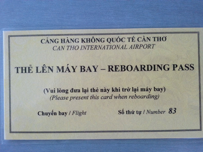 Hành khách được phát thẻ chờ lên máy bay về lại Tân Sơn Nhất - Ảnh: X.TR. Hành khách được phát thẻ chờ lên máy bay về lại Tân Sơn Nhất - Ảnh: X.TR.