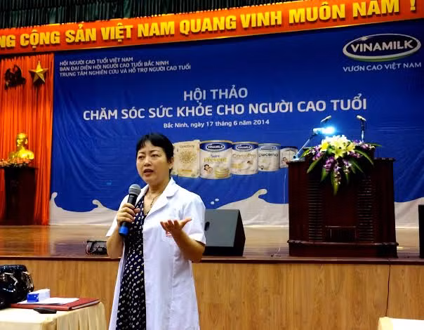 Bác sĩ Phạm Thúy Hòa – Viện trưởng viện dinh dưỡng ứng dụng Việt Nam chia sẻ thông tin hữu ích về dinh dưỡng cho người cao tuổi. Bác sĩ Phạm Thúy Hòa – Viện trưởng viện dinh dưỡng ứng dụng Việt Nam chia sẻ thông tin hữu ích về dinh dưỡng cho người cao tuổi.