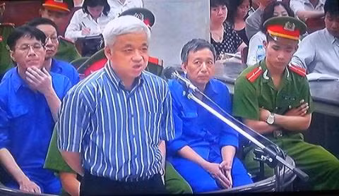 Bầu Kiên tại tòa sáng 21/5/2014 (Ảnh: NQ/NLĐ) Bầu Kiên tại tòa sáng 21/5/2014 (Ảnh: NQ/NLĐ)