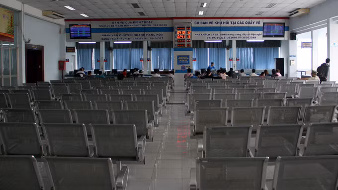 Khách đến mua vé tàu tại ga Sài Gòn thưa thớt hơn so với mọi năm - Ảnh: Hữu Khoa Khách đến mua vé tàu tại ga Sài Gòn thưa thớt hơn so với mọi năm - Ảnh: Hữu Khoa