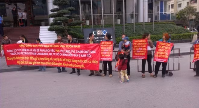 Cư dân mua nhà dự án Petrolandmark căng băng rôn tại trụ sở chủ đầu tư dự án ở Hà Nội.