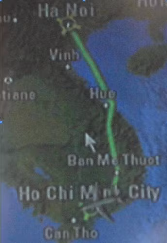 Theo TS Trần Đình Bá, Hàng không Việt đang thua lỗ nặng nề trên Quỹ đạo đường bay hình con rắn. Ảnh chụp trên máy bay A321 của VNA tuyến Hà Nội- TP.Hồ Chí Minh ngày 23/7/2014. Ảnh: TS Trần Đình Bá.