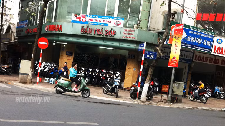 Cảnh "chợ chiều" của các cửa hàng kinh doanh xe máy nhập khẩu trên phố Huế (Hà Nội) Cảnh "chợ chiều" của các cửa hàng kinh doanh xe máy nhập khẩu trên phố Huế (Hà Nội)