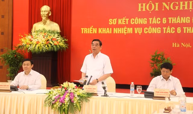 Thường trực Ban Bí thư Lê Hồng Anh chúc mừng và biểu dương những thành tích của Ban Kinh tế Trung ương trong 6 tháng đầu năm 2014.