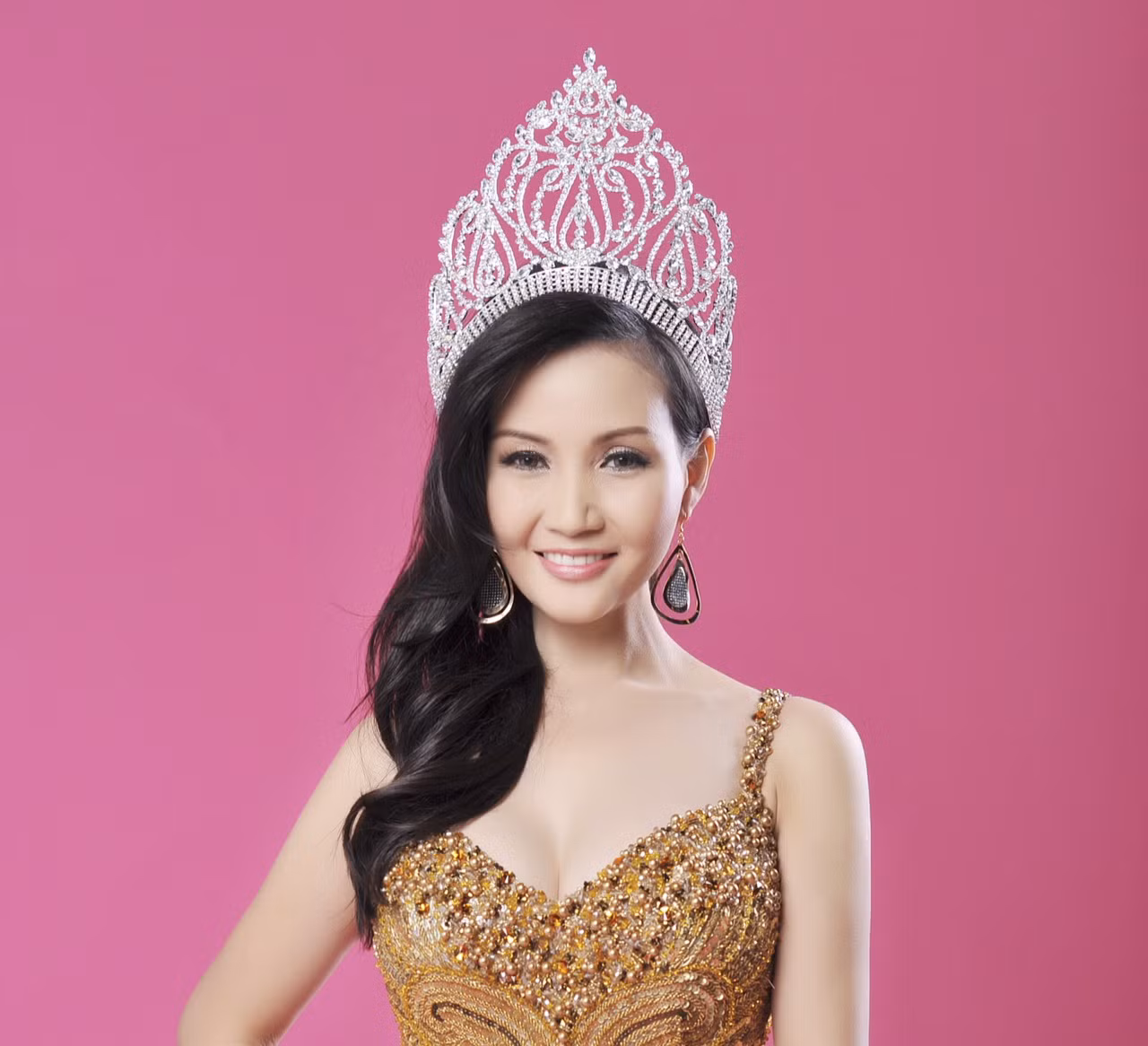 Hoa hậu quý bà Sonya: "Thú thực, ở bên Mỹ này ngôi vị hoa hậu cũng không phải là điều gì to tát đâu...".