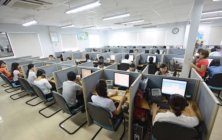 Làm việc tại Call Center VinaPhone rất cần sự nhẹ nhàng, kiên nhẫn, và cẩn thận khi giải đáp các khiếu nại của khách hàng. Cũng vì thế, sự có mặt của không ít điện thoại viên nam là một điểm khác biệt ở nơi đây.
