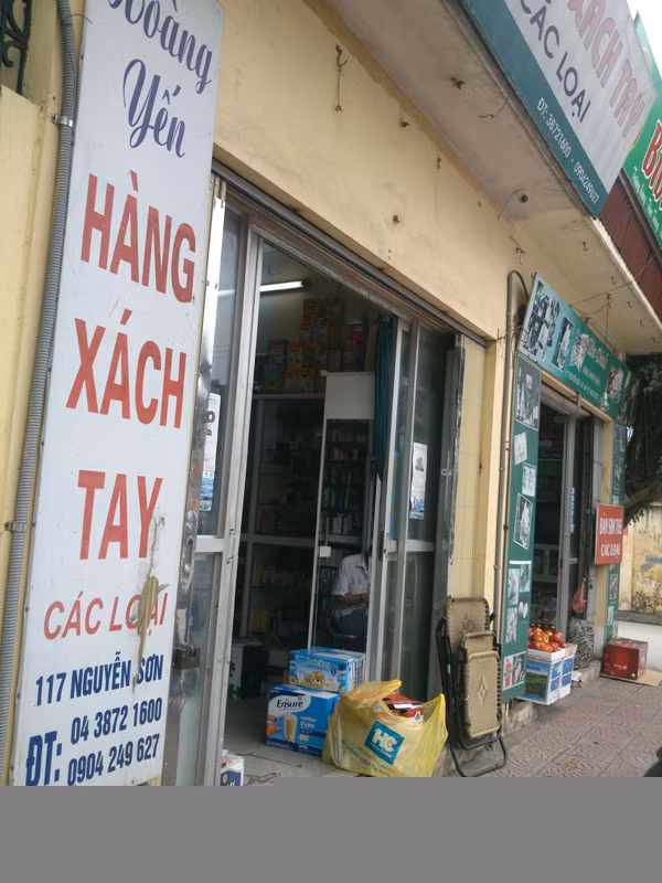Một cửa hàng xách tay trên phố Nguyễn Sơn. Ảnh: Ngọc Mai Một cửa hàng xách tay trên phố Nguyễn Sơn. Ảnh: Ngọc Mai