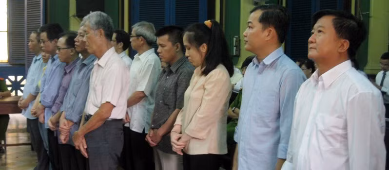 Các bị cáo đứng nghe Viện kiểm sát luận tội và đề nghị mức án Các bị cáo đứng nghe Viện kiểm sát luận tội và đề nghị mức án