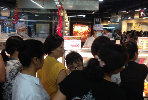 Một con gà quay chỉ có 70.000 đồng. (Ảnh: D.Anh)
