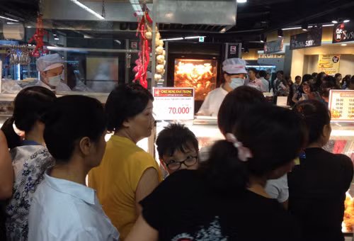Một con gà quay chỉ có 70.000 đồng. (Ảnh: D.Anh) Một con gà quay chỉ có 70.000 đồng. (Ảnh: D.Anh)