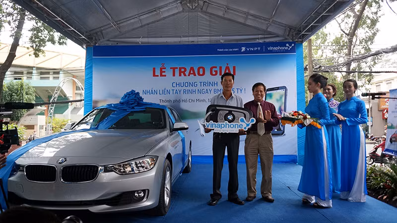 Khách hàng may mắn trúng thưởng ô tô BMW trị giá gần 1.5 tỷ đồng của chương trình khuyến mãi VinaPhone là anh Trần Văn Thọ trú tại xã Nhựt Chánh, huyện Bến Lức, tỉnh Long An... Khách hàng may mắn trúng thưởng ô tô BMW trị giá gần 1.5 tỷ đồng của chương trình khuyến mãi VinaPhone là anh Trần Văn Thọ trú tại xã Nhựt Chánh, huyện Bến Lức, tỉnh Long An...