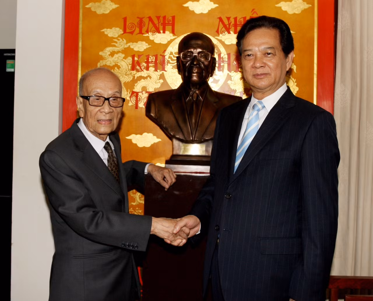 Thủ tướng Nguyễn Tấn Dũng chúc mừng thượng thọ GS, Anh hùng lao động Vũ Khiêu. Thủ tướng Nguyễn Tấn Dũng chúc mừng thượng thọ GS, Anh hùng lao động Vũ Khiêu.