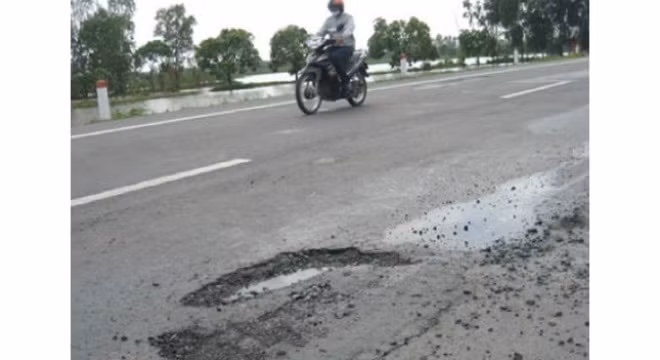 Một điểm hư hỏng trên đường nối Vị Thanh – Cần Thơ Một điểm hư hỏng trên đường nối Vị Thanh – Cần Thơ