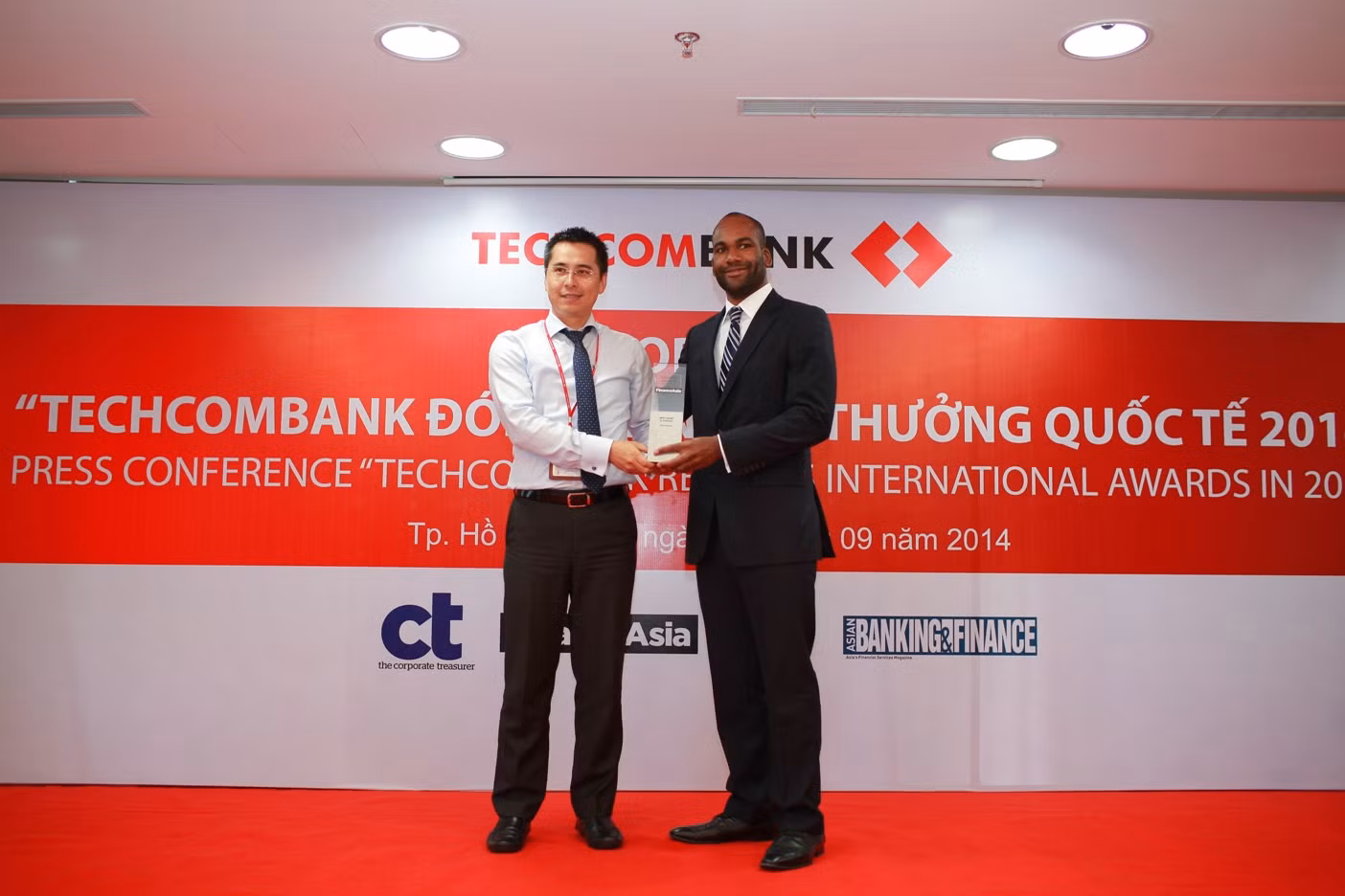 Ông Đỗ Tuấn Anh - quyền TGĐ Techcombank nhận giải Ngân hàng tốt nhất Việt Nam từ Finance Asia. Ông Đỗ Tuấn Anh - quyền TGĐ Techcombank nhận giải Ngân hàng tốt nhất Việt Nam từ Finance Asia.