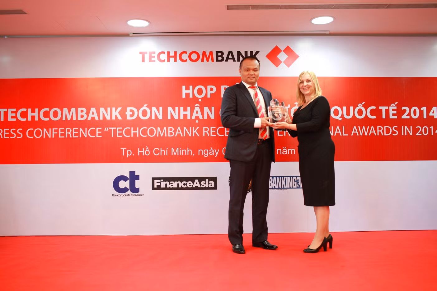 Ông Nguyễn Đăng Thanh - Giám đốc Khối KHDN nhận giải Ngân hàng Thương mại tốt nhất từ GBFR. Ông Nguyễn Đăng Thanh - Giám đốc Khối KHDN nhận giải Ngân hàng Thương mại tốt nhất từ GBFR.