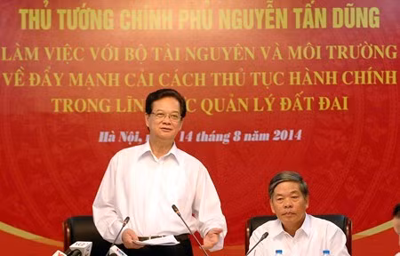 Thủ tướng Nguyễn Tấn Dũng làm việc với Bộ Tài nguyên và Môi trường về đẩy mạnh cải cách hành chính trong lĩnh vực quản lý đất đai. Ảnh: VGP/Nhật Bắc Thủ tướng Nguyễn Tấn Dũng làm việc với Bộ Tài nguyên và Môi trường về đẩy mạnh cải cách hành chính trong lĩnh vực quản lý đất đai. Ảnh: VGP/Nhật Bắc