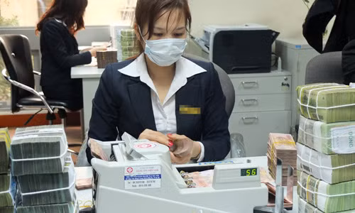 Nhiều ngân hàng đã thu phí nộp tiền mặt vào tài khoản. Ảnh minh họa: Thanh Lan. Nhiều ngân hàng đã thu phí nộp tiền mặt vào tài khoản. Ảnh minh họa: Thanh Lan.