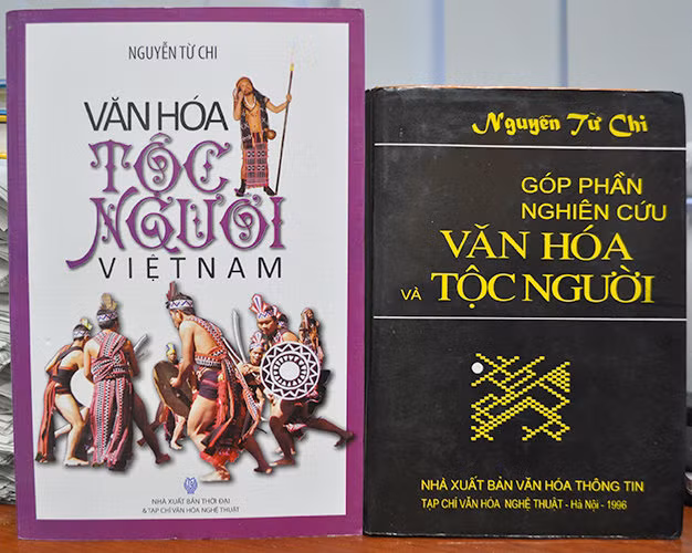 Cuốn sách của nhà dân tộc học Nguyễn Từ Chi (bìa trái) bị tái bản cẩu thả so với bản sách gốc Cuốn sách của nhà dân tộc học Nguyễn Từ Chi (bìa trái) bị tái bản cẩu thả so với bản sách gốc