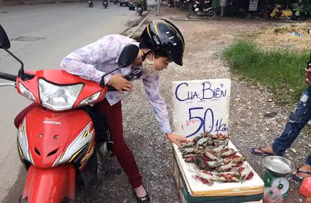 Cua biển được bày bán tạm bợ trên một tấm nilon trải dưới nền đất