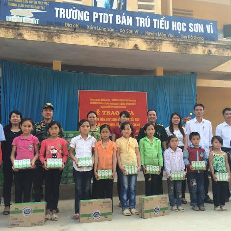 Toàn bộ số quà tặng lần này do nhãn hàng Cô Gái Hà Lan tài trợ là món quà hết sức ý nghĩa đối với các em học sinh cũng như giáo viên các trường vùng biên giới còn nhiều khó khăn...