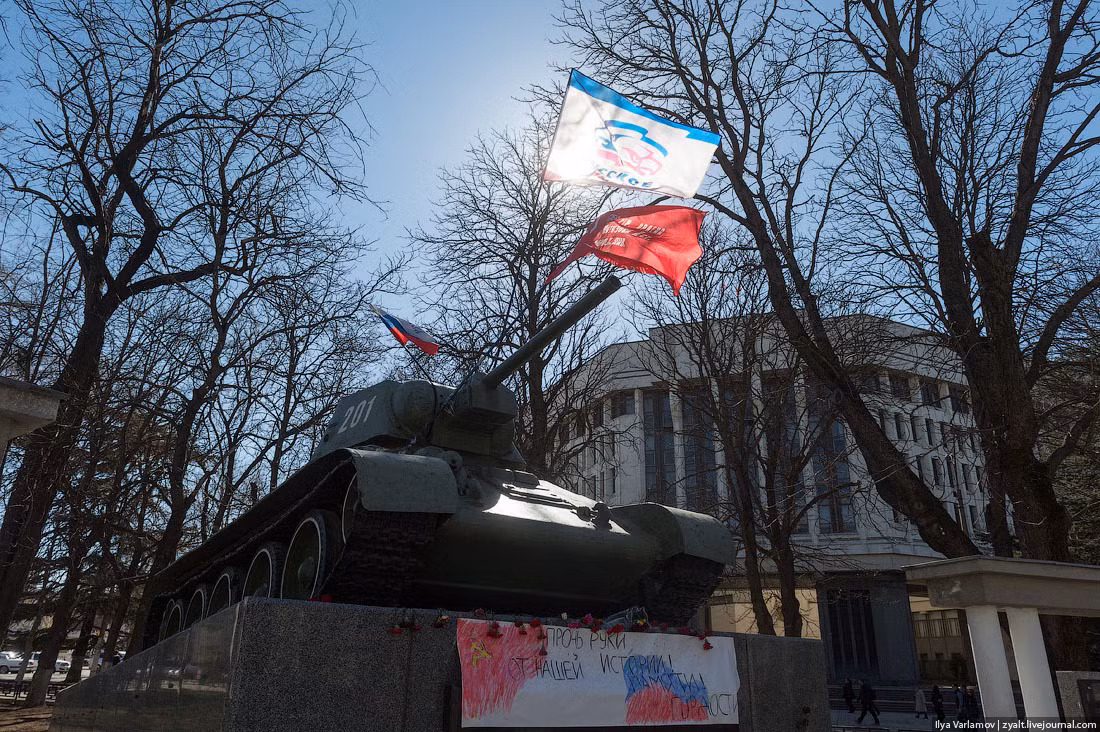 Bên ngoài một đài tưởng niệm ở Crimea Bên ngoài một đài tưởng niệm ở Crimea