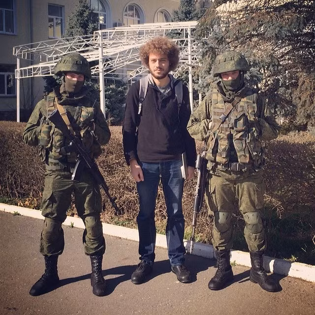 Người dân ở Crimea chụp ảnh chung với những người lính lạ Người dân ở Crimea chụp ảnh chung với những người lính lạ