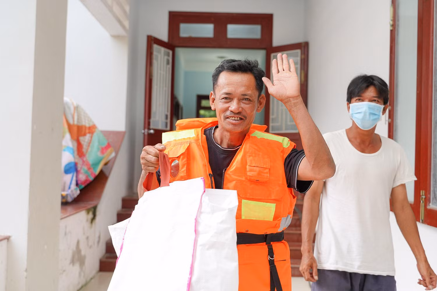 Niềm vui của nhiều ngư dân nghèo khi nhận được áo phao cứu sinh đa năng từ NovaGroup và Hội Chữ thập đỏ Việt Nam
