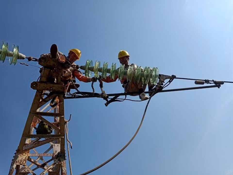 Công nhân Đội Quản lý vận hành lưới điện cao thế PC Quảng Ninh xử lý khiếm khuyết trên đường dây 110 kV Công nhân Đội Quản lý vận hành lưới điện cao thế PC Quảng Ninh xử lý khiếm khuyết trên đường dây 110 kV
