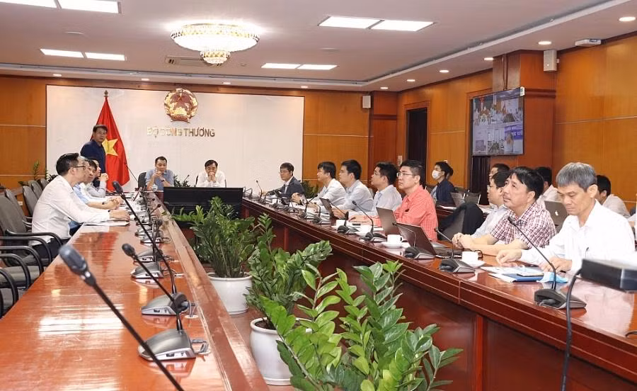Phó Trưởng Ban Chỉ đạo quốc gia về phát triển điện lực, Thứ trưởng Bộ Công Thương Đặng Hoàng An và ông Nguyễn Hoàng Hiệp - Thứ trưởng Bộ Nông nghiệp và Phát triển nông thôn - Thành viên Ban Chỉ đạo chủ trì cuộc họp trực tuyến với tỉnh Khánh Hoà, Ninh Thuận và các đơn vị liên quan bàn giải pháp tháo gỡ gặp bằng dự án, tháng 10/2021
