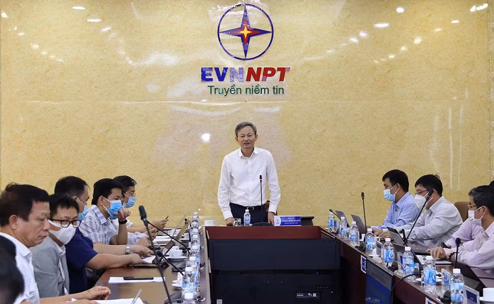 Tổng giám đốc EVN Trần Đình Nhân phát biểu tại cuộc họp với các nhà thầu tham gia dự án, tháng 11/2021