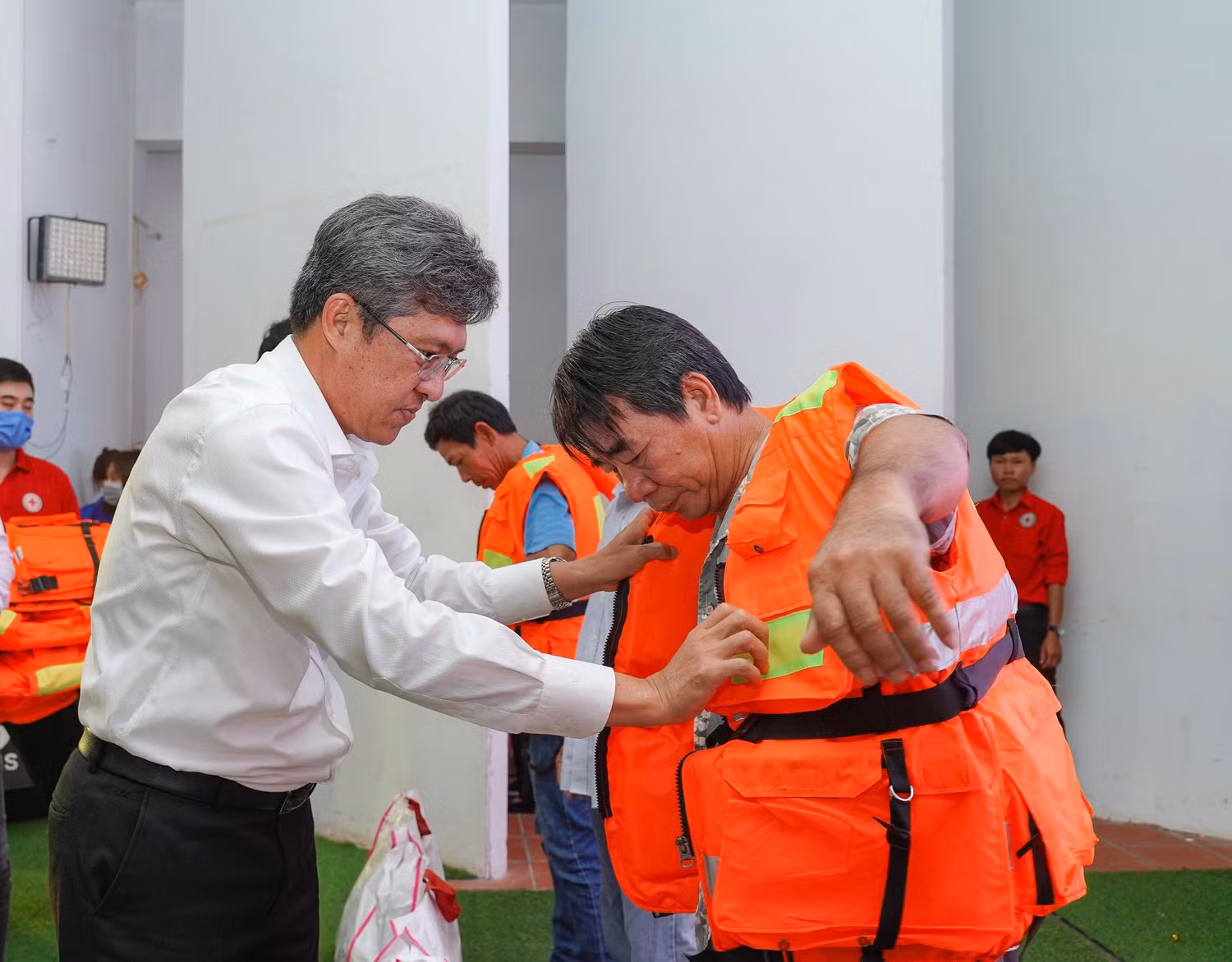 Ông Nguyễn Minh - Tỉnh ủy viên, Phó Chủ tịch Uỷ ban nhân dân tỉnh Bình Thuận trao áo phao cho ngư dân nghèo